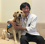 理事長 山岸敬幸とファシリティドッグ「アイビー」